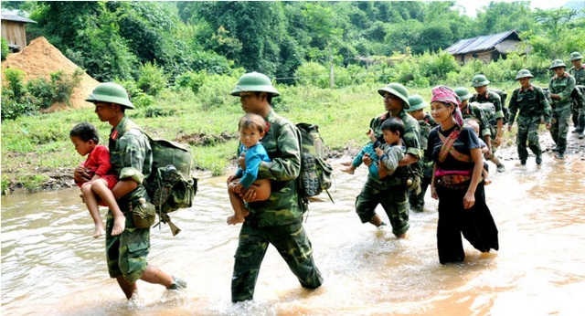 Dàn NS Việt chia sẻ hình ảnh chú bộ đội đi tiếp tế lương thực