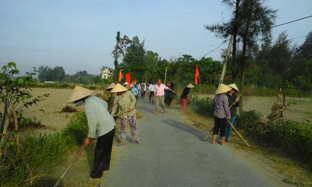 Nhân dân thôn 7 xã Xuân Phổ làm vệ sinh đường làng