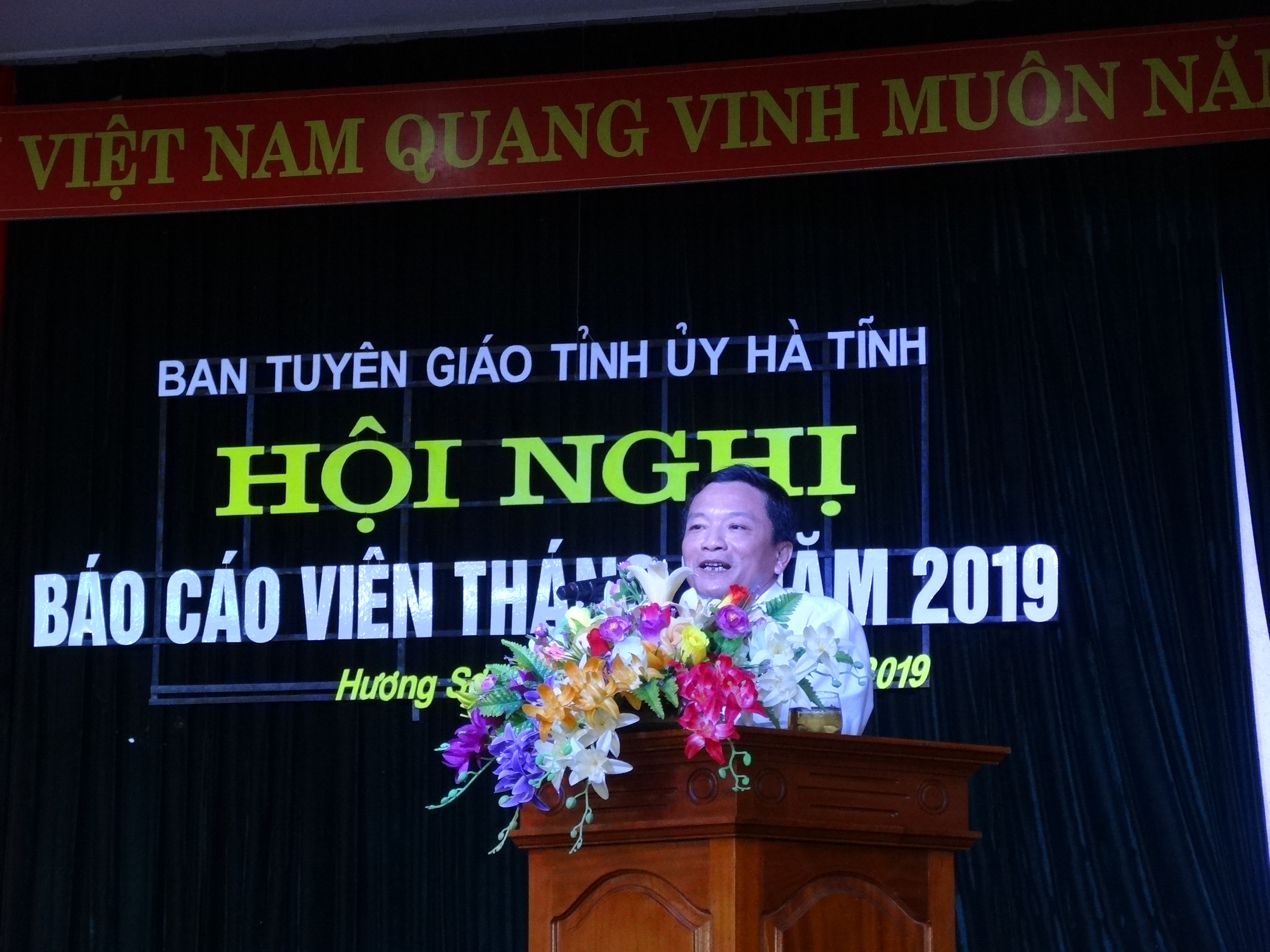 Đồng chí Trần Văn Kỳ, Tỉnh ủy viên, Bí thư Huyện ủy Hương Sơn phát biểu tại Hội nghị