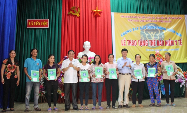 Tặng Thẻ bảo hiểm y tế cho đối tượng chính sách tại xã Yên Lộc