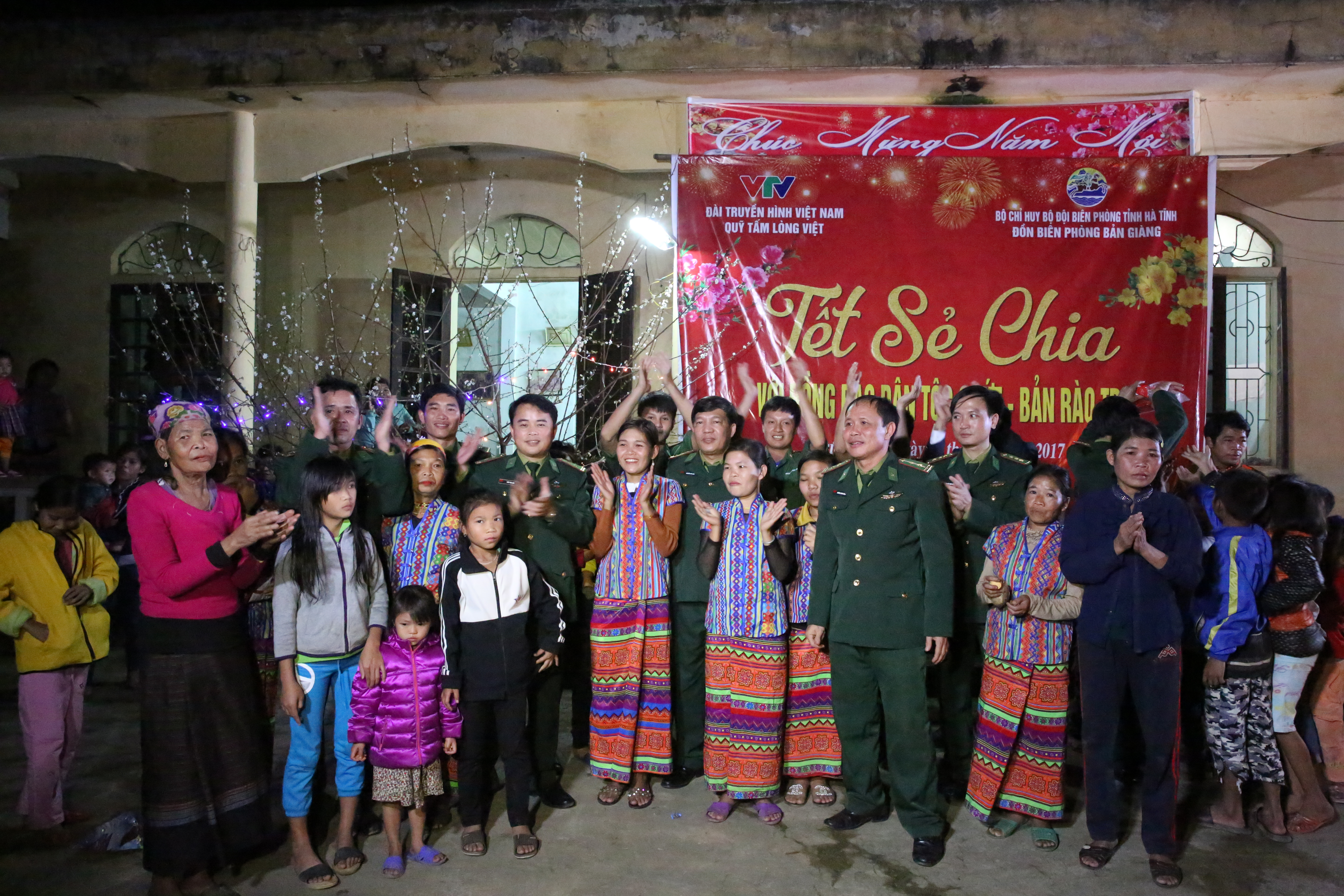 Bộ đội Biên phòng Hà Tĩnh và nhà tài trợ phối hợp hỗ trợ người dân bản Rào Tre đón Tết