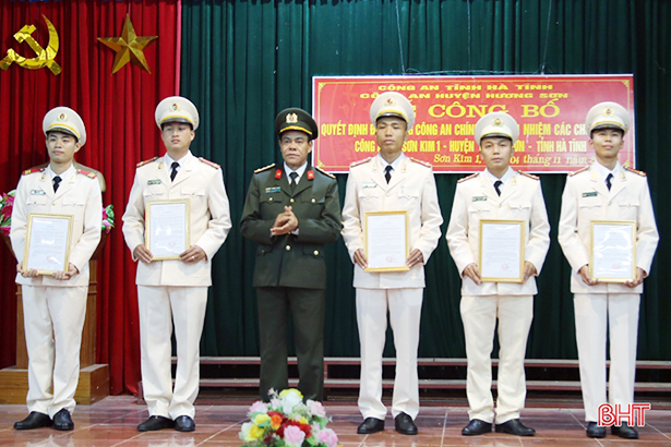Đại tá Võ Trọng Hải - Giám đốc Công an tỉnh trao quyết định cho 5 cán bộ công an chính quy được điều động về đảm nhiệm các chức danh Công an xã Sơn Kim 1 (Hương Sơn), tháng 11/2019.