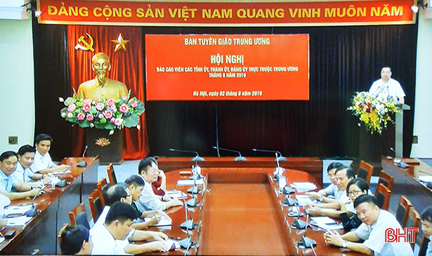 Phó Trưởng ban Tuyên giáo Trung ương Lê Mạnh Hùng chủ trì hội nghị tại điểm cầu Hà Nội