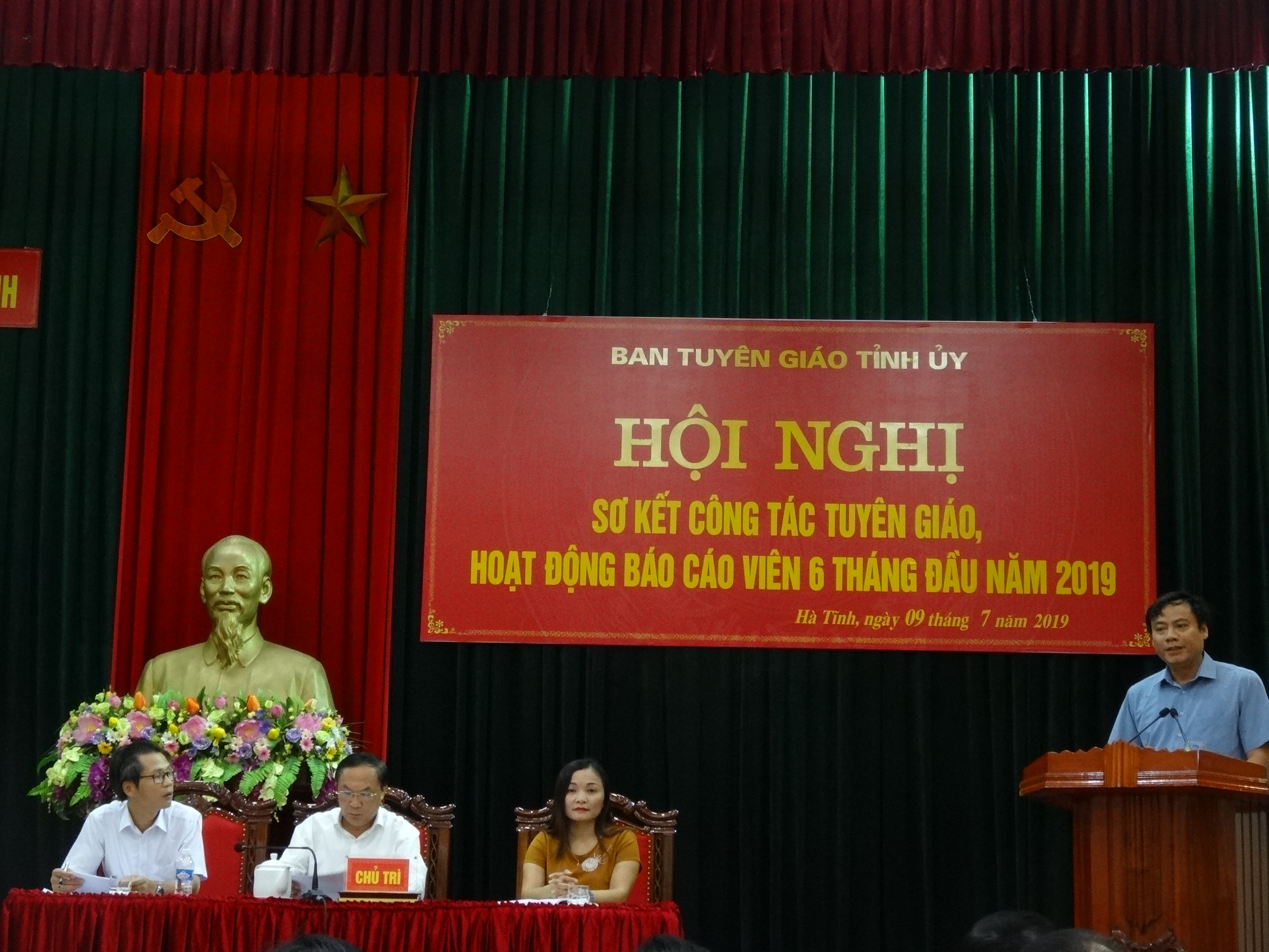 Đồng chí Nguyễn Tiến Hùng, Phó Bí thư Thường trực Huyện ủy Kỳ Anh phát biểu tại Hội nghị