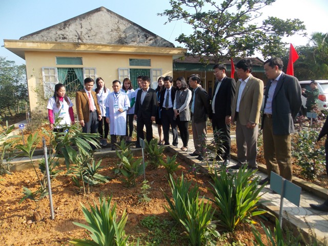 Đoàn kiểm tra vườn cây thuốc nam tại Trạm Y tế xã Thạch Hương