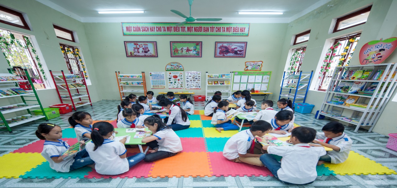 Học sinh Trường Tiểu học Việt Xuyên đọc sách tại thư viên Trường