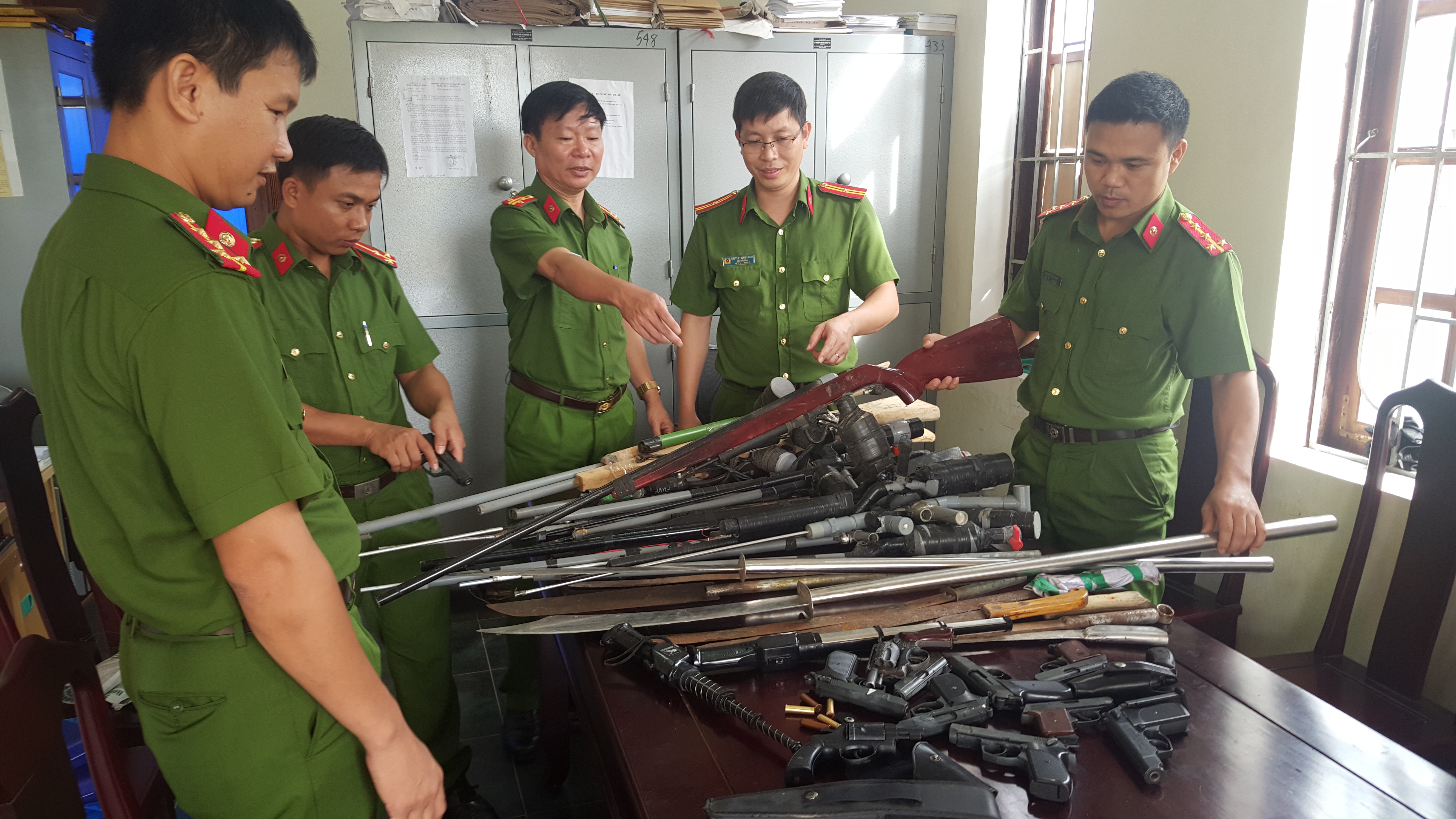 Công an huyện Hương Khê tiếp nhận, phân loại các loại vũ khí, vật liệu nổ do người dân giao nộp