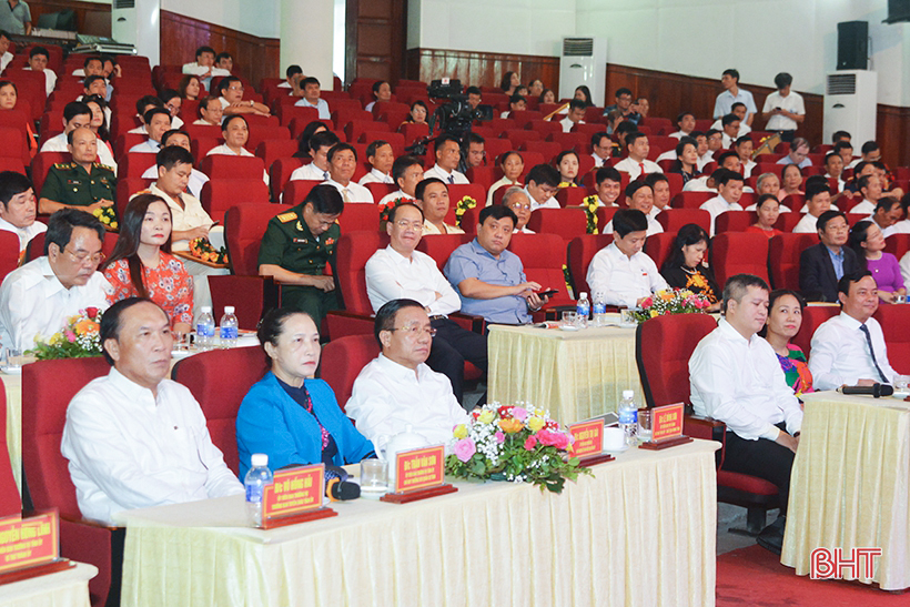 Bí thư Tỉnh ủy Lê Đình Sơn, Chủ tịch UBND tỉnh Trần Tiến Hưng và các đồng chí Ủy viên BTV Tỉnh ủy cùng dự.