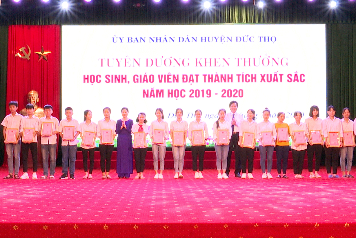 Huyện Đức Thọ tuyên dương, khen thưởng học sinh, giáo viên đạt thành tích xuất sắc năm học 2019 - 2020