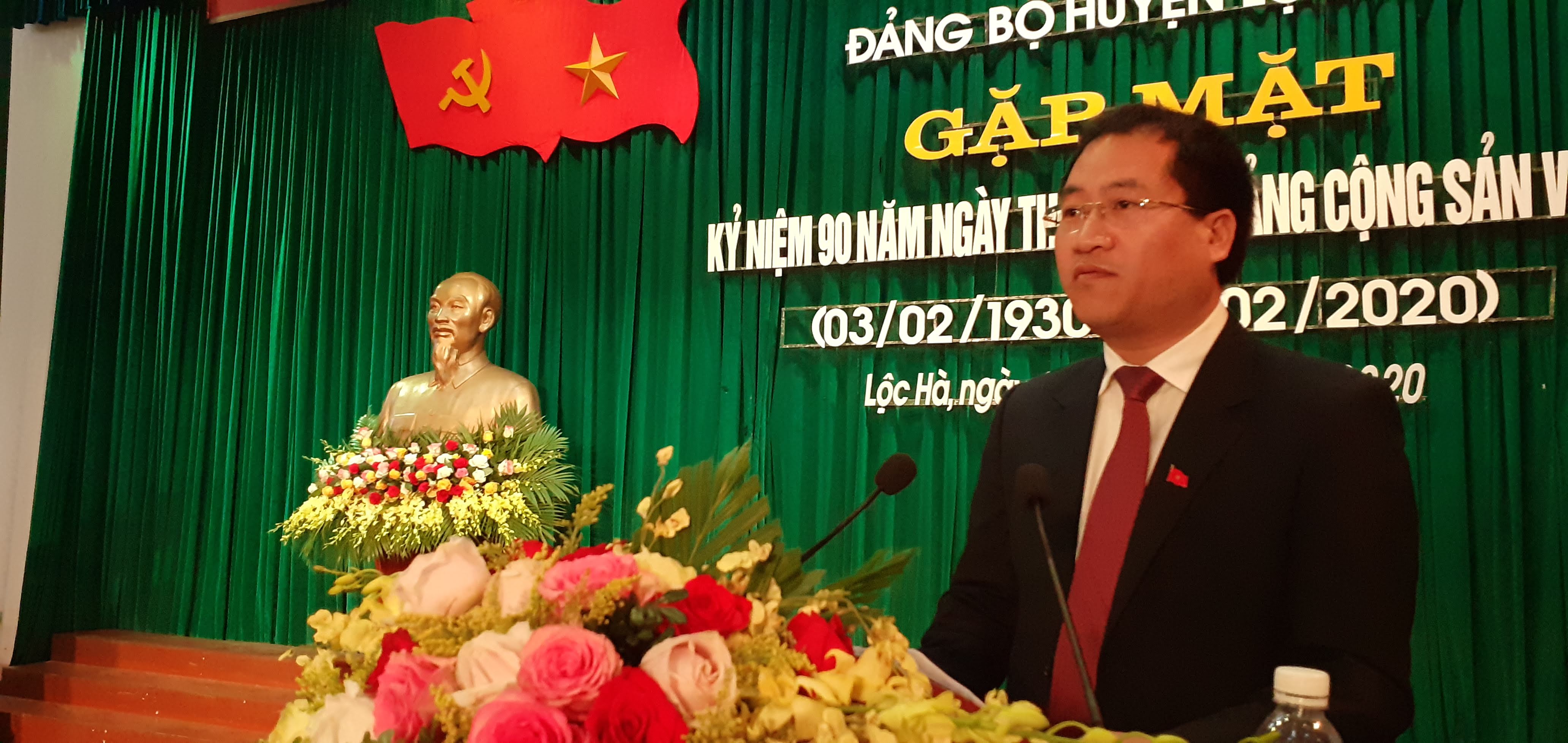 Đồng chí Nguyễn Thế Hoàn báo cáo tại buổi gặp mặt