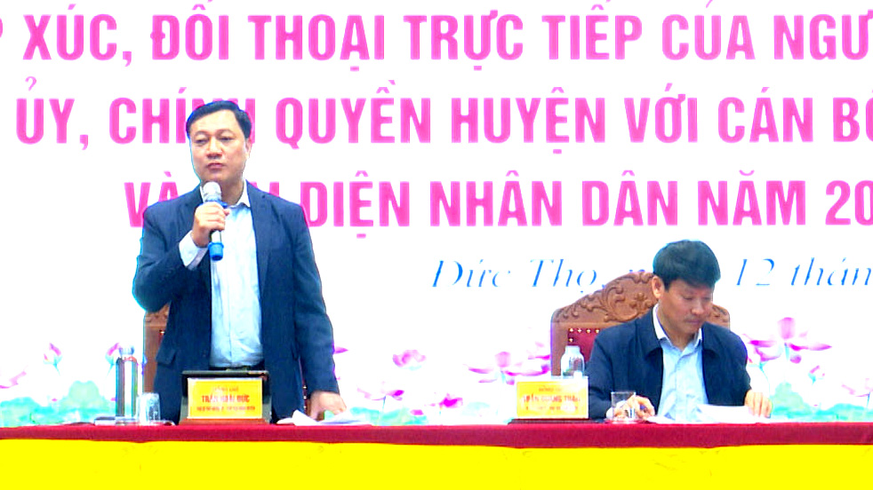 Các đồng chí lãnh đạo huyện chủ trì Hội nghị đối thoại với cán bộ cơ sở và đại diện Nhân dân năm 2020